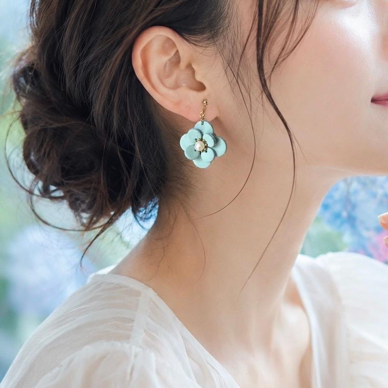 水色のレザーの紫陽花ピアス／イヤリング、ノンホールピアス | 3枚目