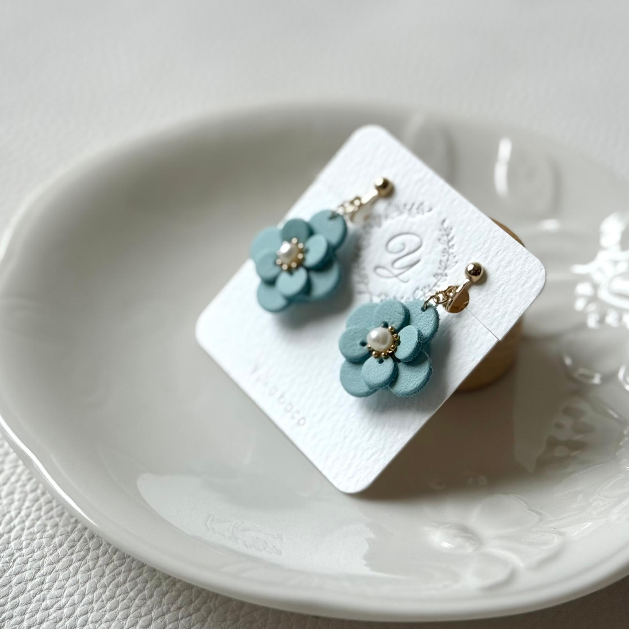 水色のレザーの紫陽花ピアス／イヤリング、ノンホールピアス | 6枚目