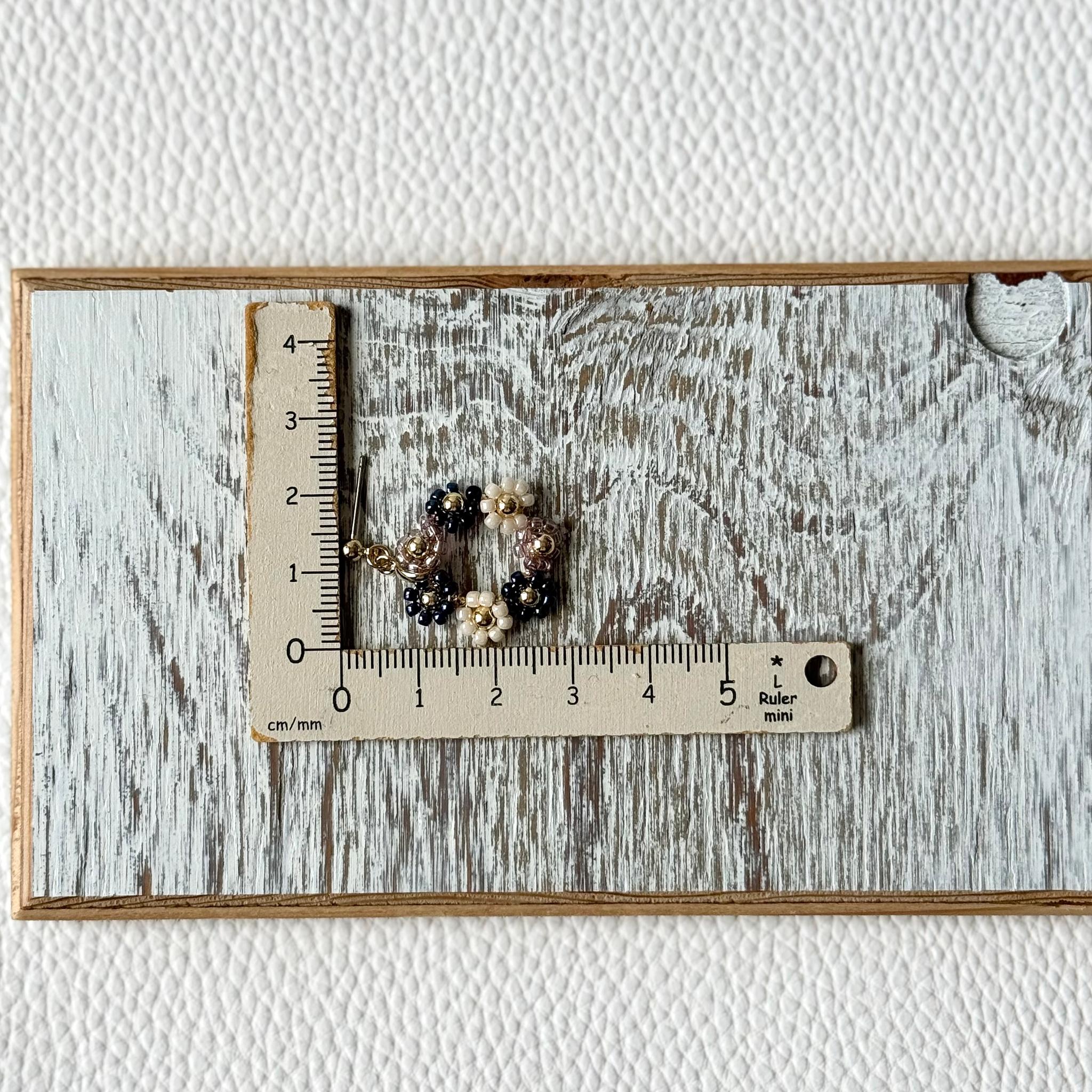 小さなガラスビーズのフラワーリースピアス／イヤリング、ノンホールピアス | 4枚目