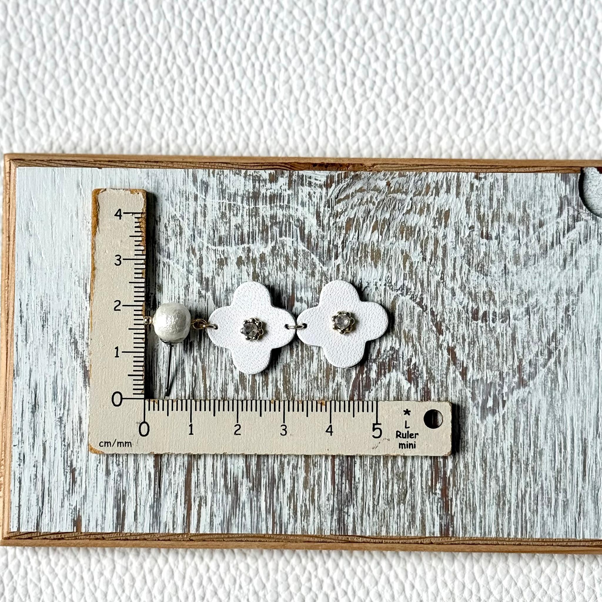 コットンパールとレザーのお花のピアス／イヤリング | 3枚目